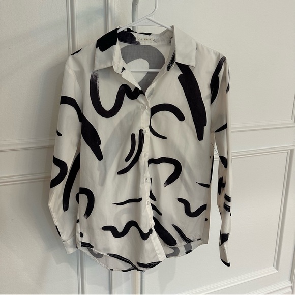 Abstract button up - Picture 3 of 4